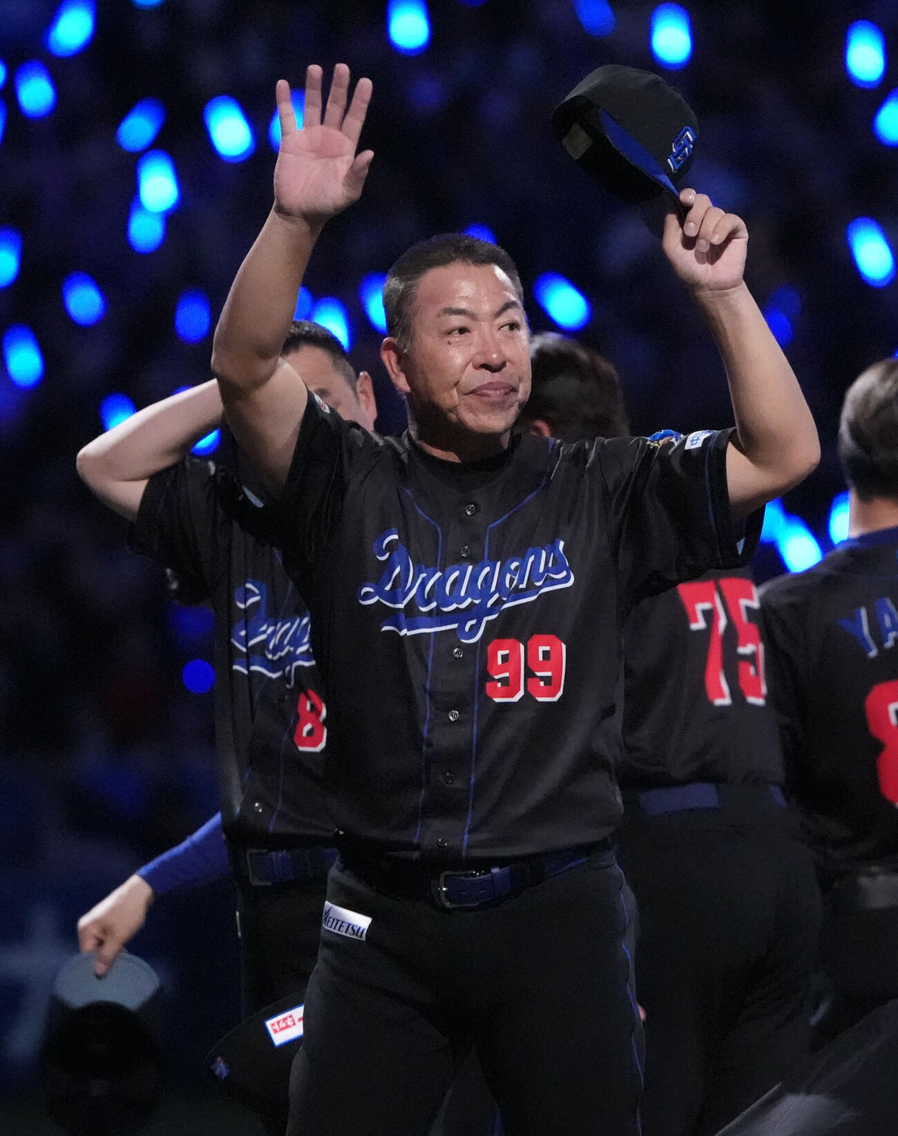 中日対ヤクルト　試合終了、スタンドの観客にあいさつをする井上一樹監督（撮影・森本幸一）