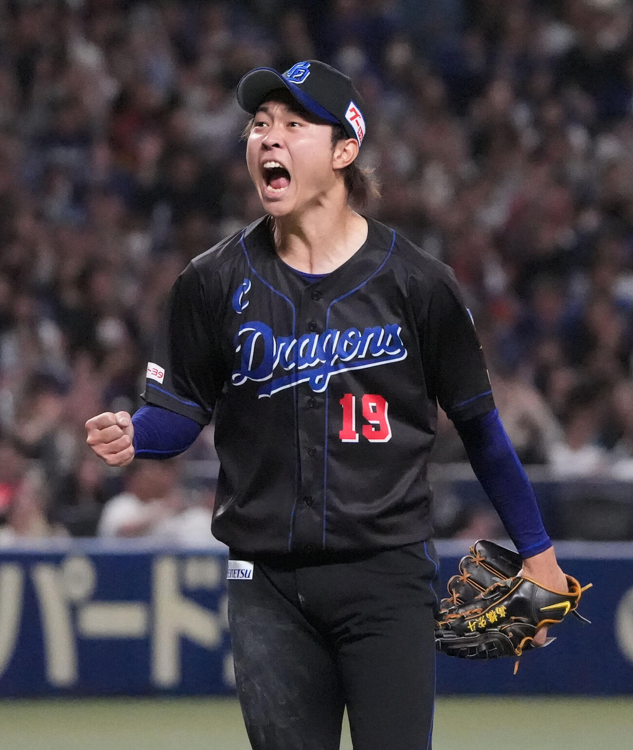 中日対ヤクルト　7回表ヤクルト1死一、二塁、武岡龍世を併殺打に仕留めほえる高橋宏斗（撮影・森本幸一）