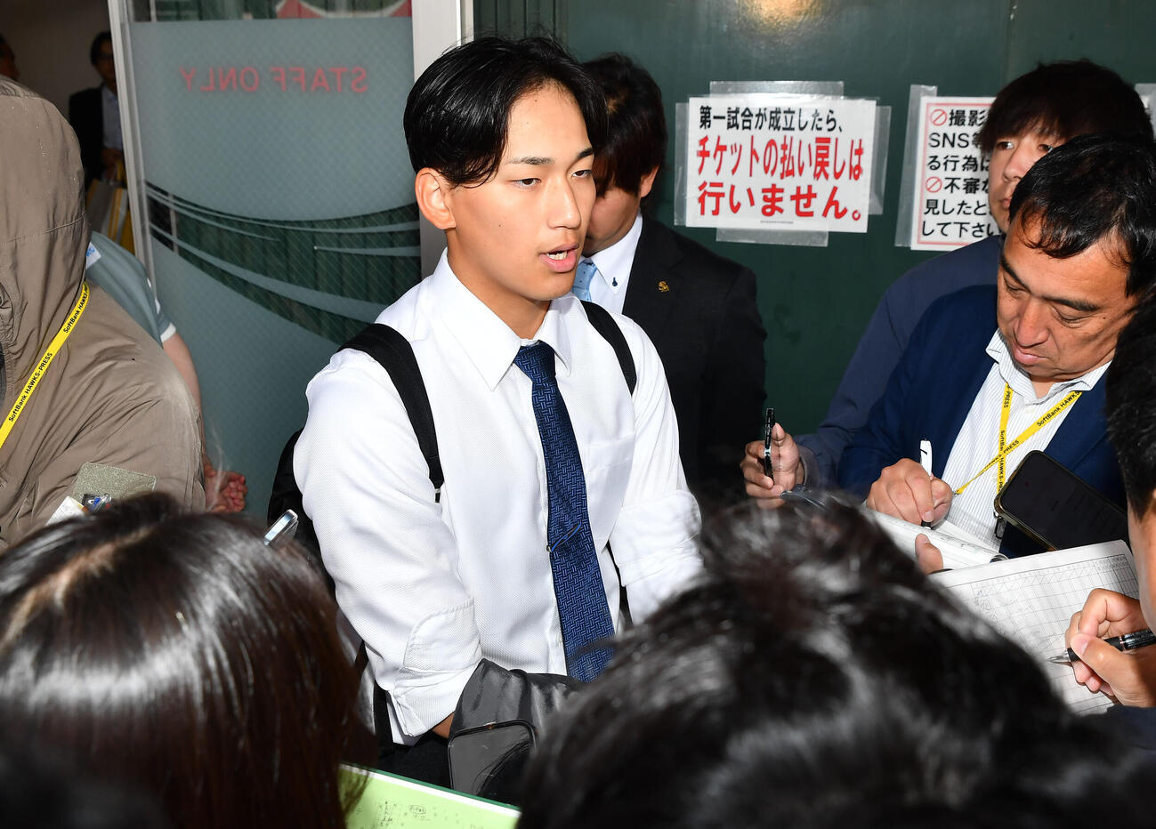 ソフトバンク対ロッテ　降雨ノーゲームとなり、囲み取材を受けるソフトバンク前田悠伍（撮影・岩下翔太）
