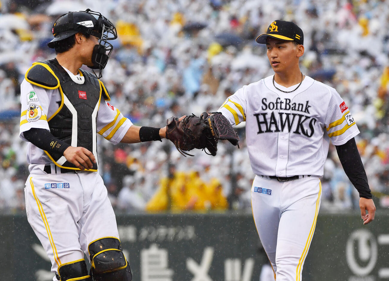 ソフトバンク対ロッテ　2回表を無失点に抑えた前田悠伍（右）は渡辺陸とグラブタッチを交わす（撮影・岩下翔太）