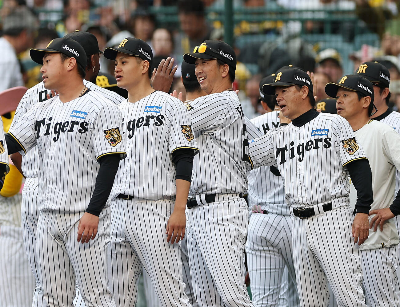 阪神対広島　広島に勝利し、笑顔でナインを出迎える阪神藤川球児監督（中央）（撮影・前田充）