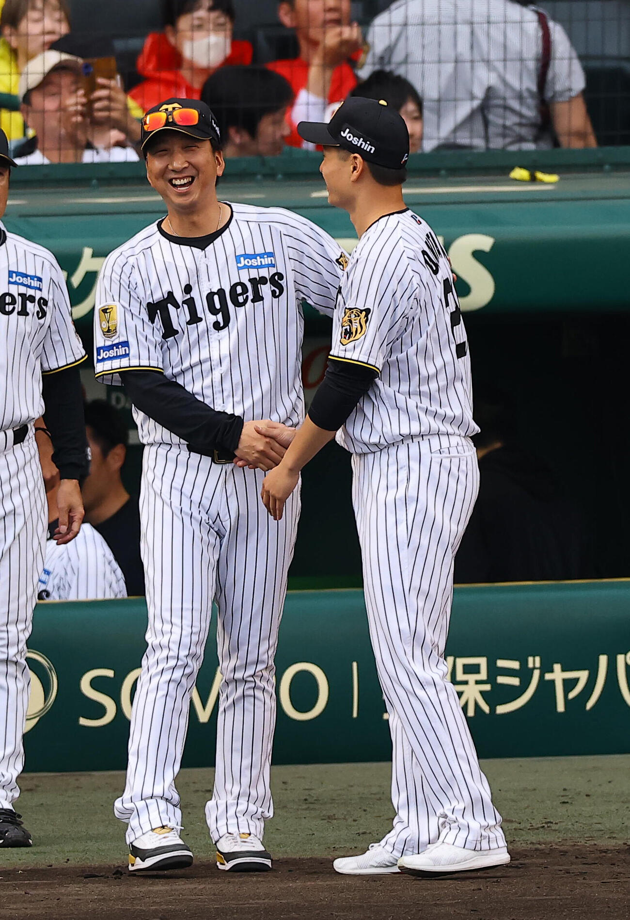 阪神対広島　監督通算100勝をあげた藤川球児監督（左）は勝利投手の大竹耕太郎と笑顔を見せながら握手を交わす（撮影・上田博志）