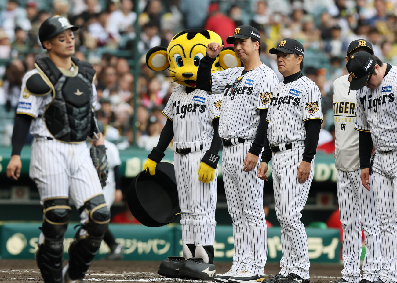 阪神対広島　広島に勝利しスタンドのファンにあいさつする阪神藤川球児監督（撮影・加藤哉）