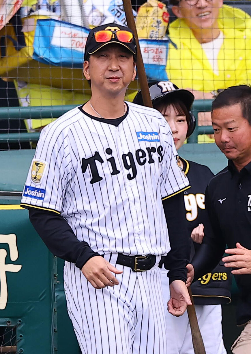 阪神対広島　選手交代を告げる藤川球児監督（撮影・上田博志）