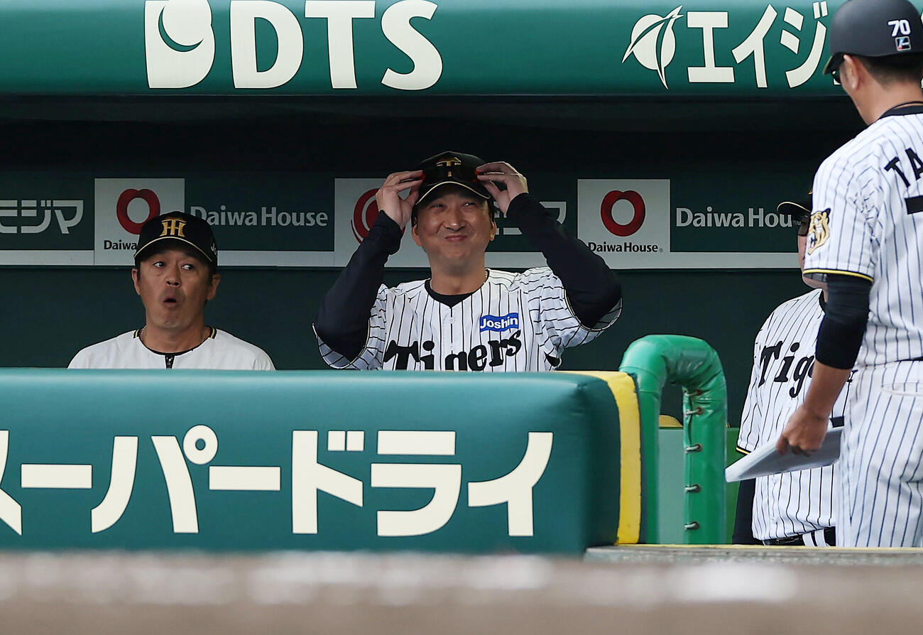 阪神対広島　広島に勝利し笑顔を見せる阪神藤川球児監督（中央）（撮影・前田充）