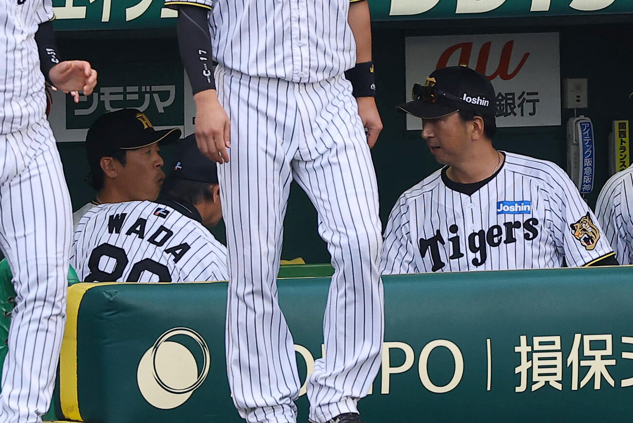 阪神対広島　監督通算100勝をあげた藤川球児監督（右）は首脳陣と握手を交わす（撮影・上田博志）