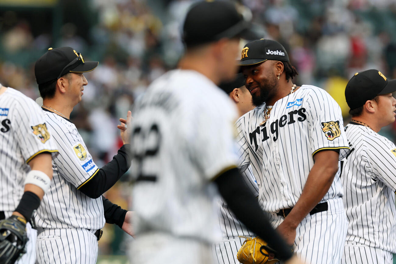 阪神対広島　広島に勝利し笑顔でラファエル・ドリス（右）とタッチする阪神藤川球児監督（撮影・加藤哉）