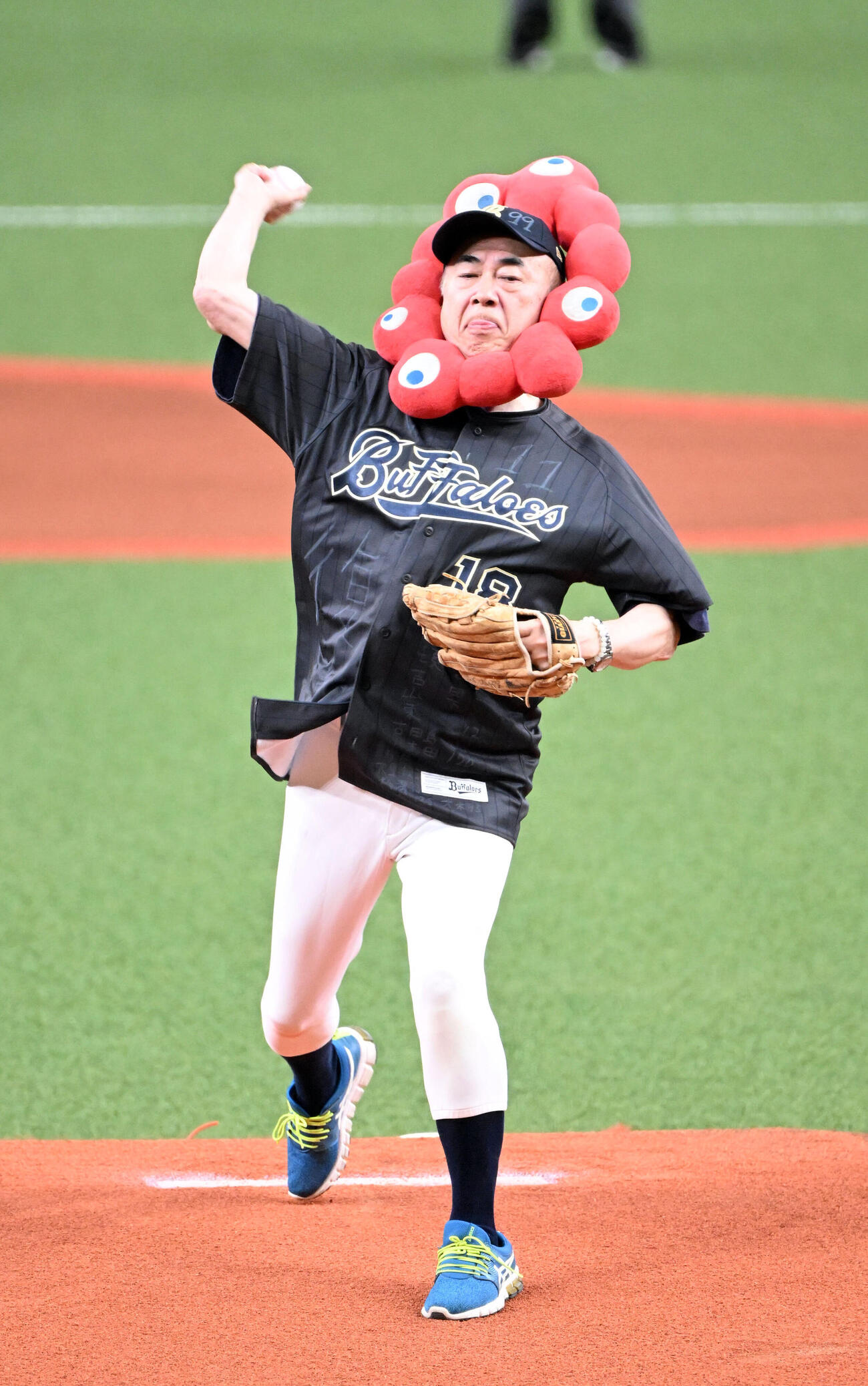 オリックス対日本ハム　始球式をする大阪観光局の溝畑宏理事長（撮影・和賀正仁）