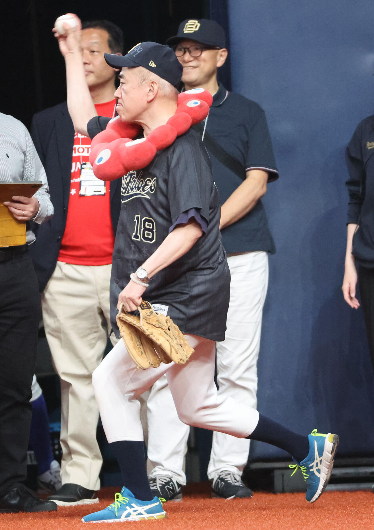 オリックス対日本ハム　始球式に備え、入念にシャドーピッチングを行う大阪観光局の溝畑宏理事長（撮影・西尾就之）