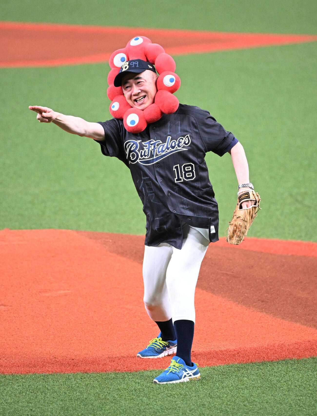 オリックス対日本ハム　始球式をする大阪観光局の溝畑宏理事長（撮影・和賀正仁）