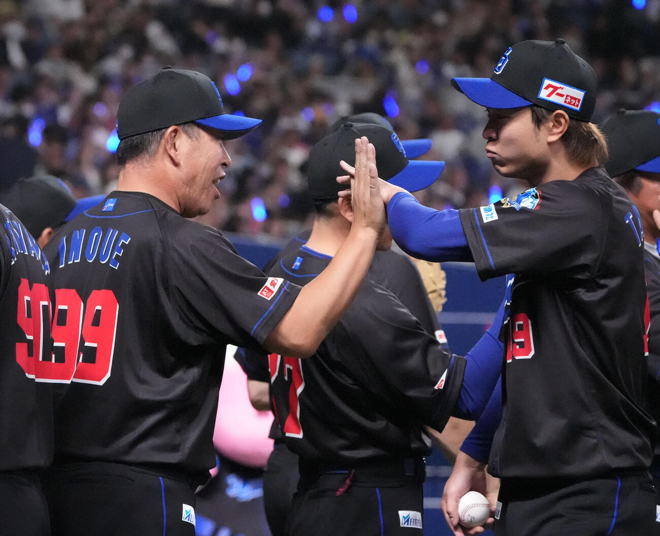中日対ヤクルト　試合終了、井上一樹監督（左）は高橋宏斗とタッチを交わす（撮影・森本幸一）