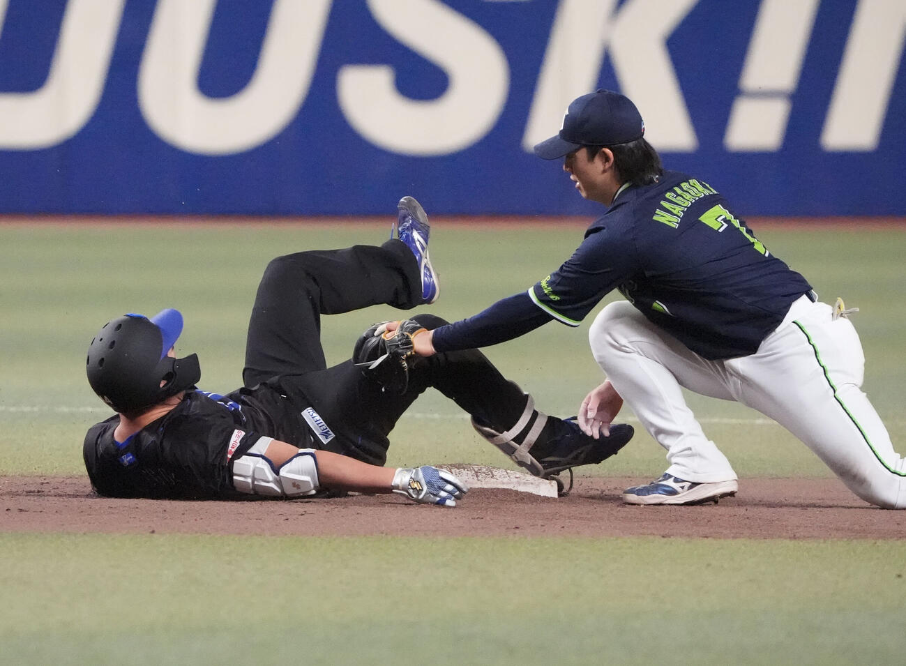 中日対ヤクルト　8回裏中日2死三塁、川越誠司（左）は適時二塁打を放ち二塁上で負傷する（撮影・森本幸一）