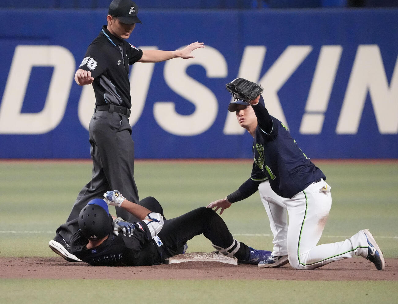 中日対ヤクルト　8回裏中日2死三塁、川越誠司（左）は適時二塁打を放つも、ベース上で負傷する（撮影・森本幸一）