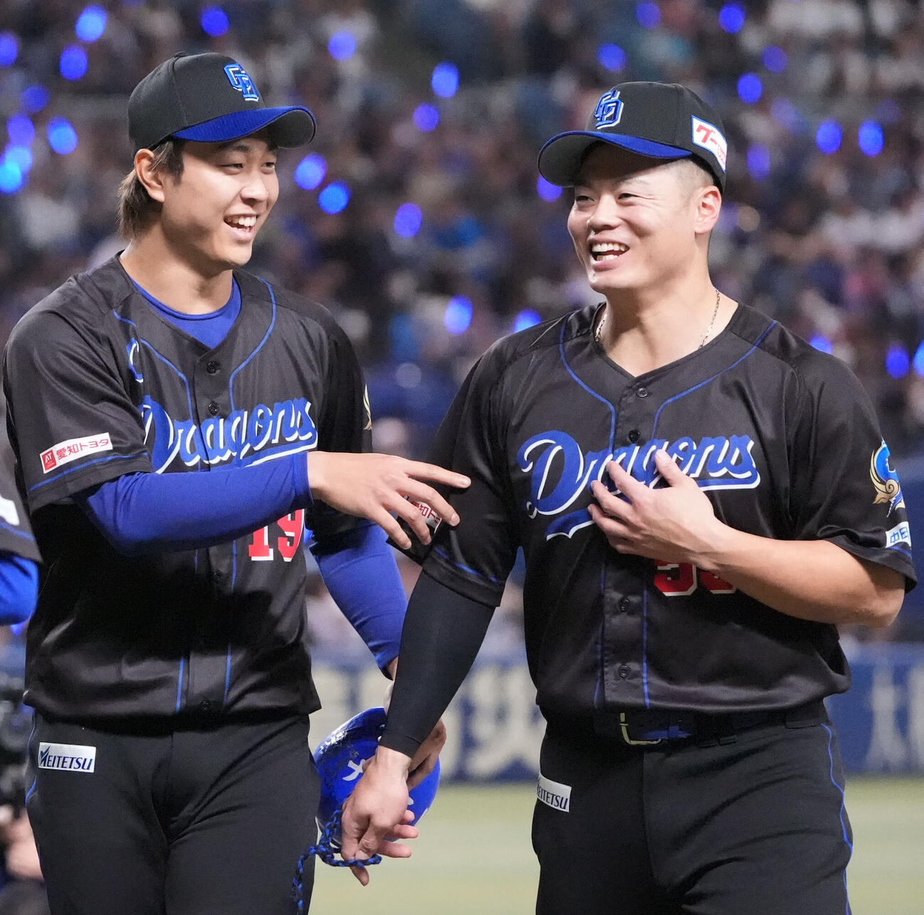 中日対ヤクルト　明るい表情で言葉を交わす高橋宏斗（左）と細川成也（撮影・森本幸一）