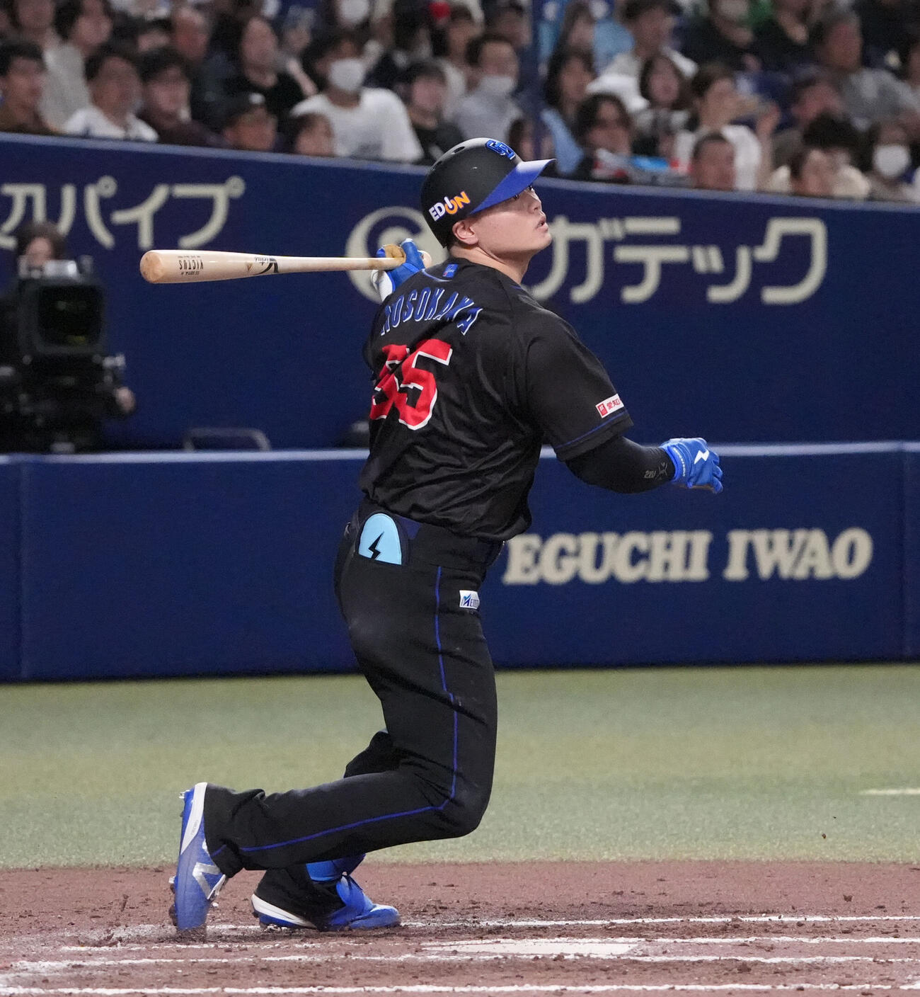 中日対ヤクルト　8回裏中日1死二塁、適時打を放つ細川成也（撮影・森本幸一）