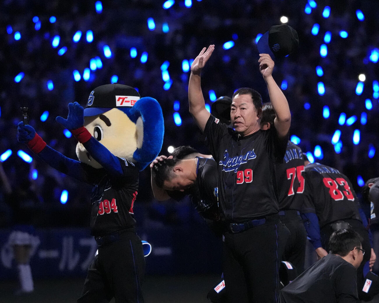 中日対ヤクルト　試合終了、スタンドの観客にあいさつをする井上一樹監督（撮影・森本幸一）