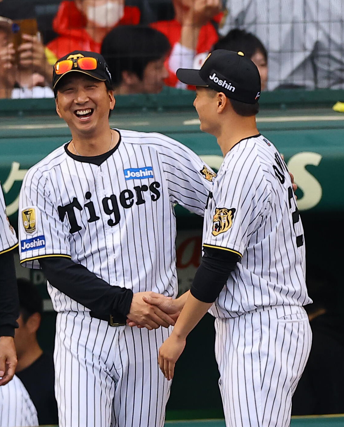 阪神対広島　監督通算100勝をあげた藤川球児監督（左）は勝利投手の大竹耕太郎と笑顔を見せながら握手を交わす（撮影・上田博志）