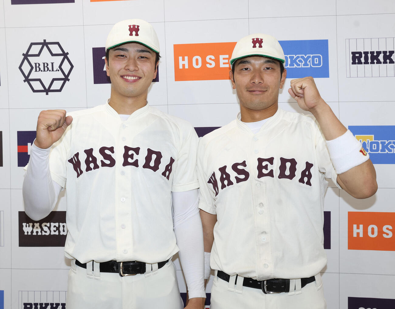 6大学野球　早大対法大　完投勝利の早大・高橋煌稀（左）と寺尾拳聖はガッツポーズする（撮影・柴田隆二）.