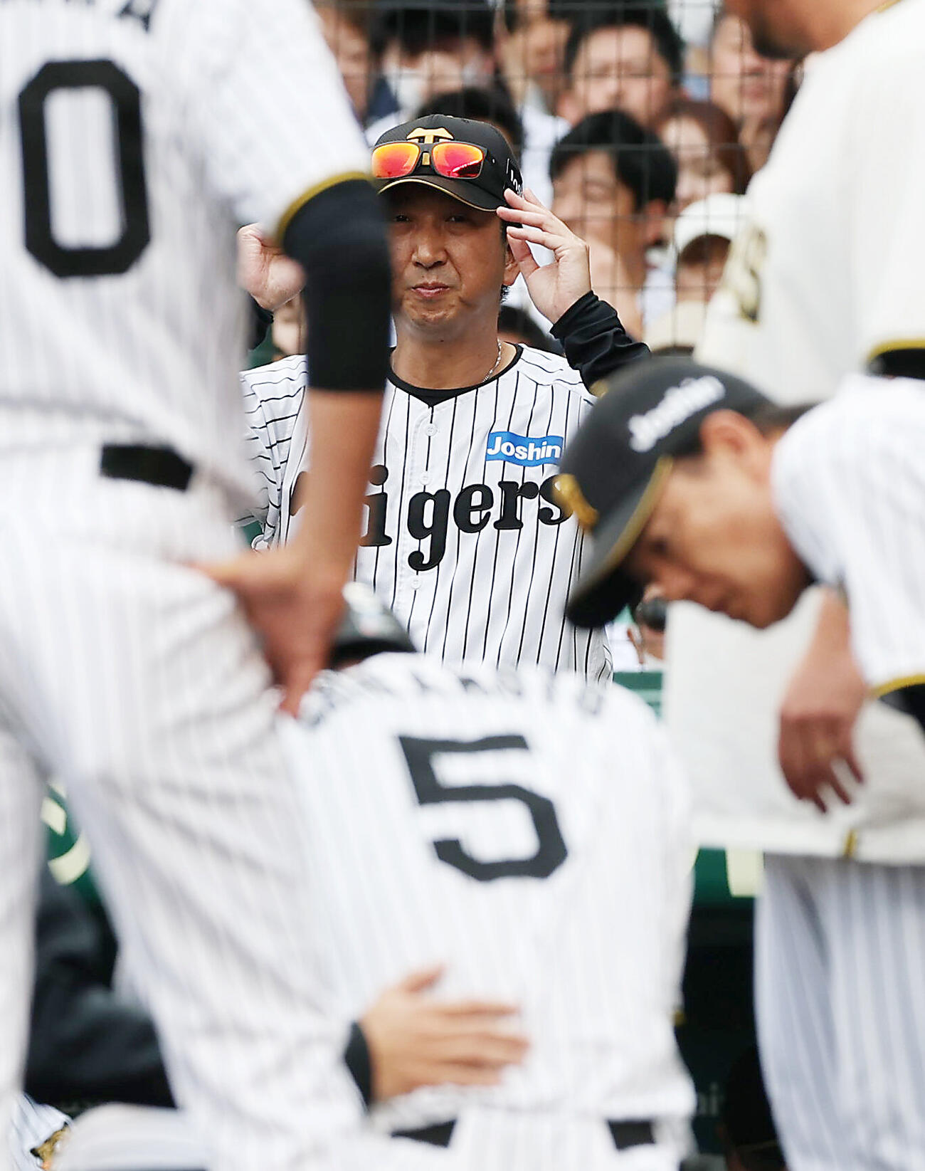 中日対阪神3回戦　6回表阪神無死一塁、斎藤学から左手首に死球をうけもん絶する掛布雅之（1986年撮影）