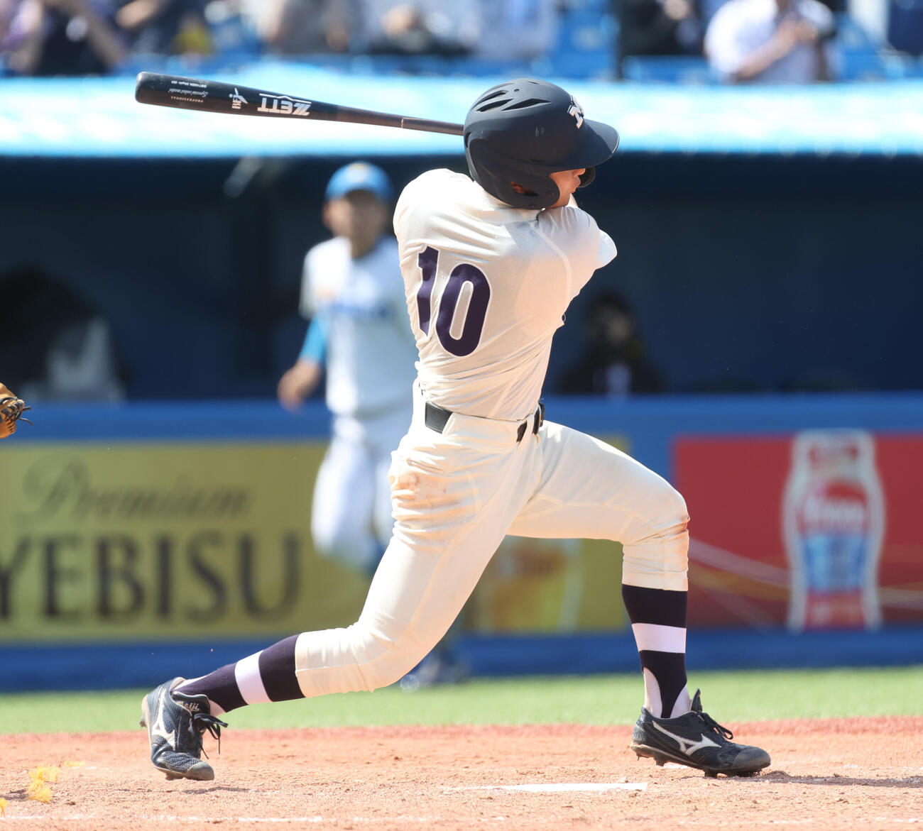 東大対明大　8回裏明大1死、福原は中前安打を放つ（撮影・柴田隆二）