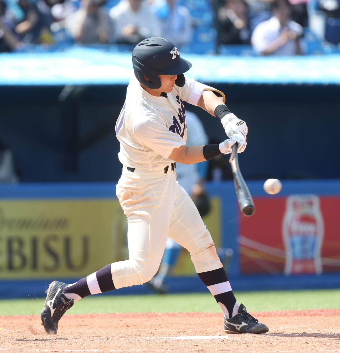 東大対明大　8回裏明大1死、福原は中前安打を放つ（撮影・柴田隆二）