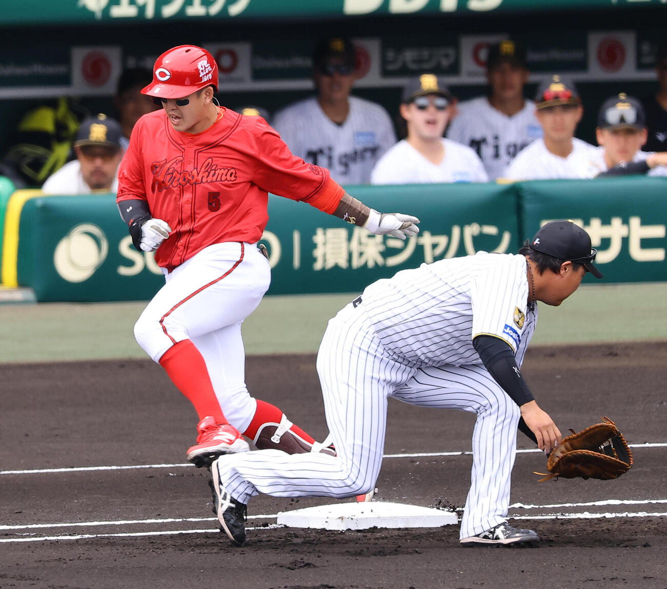 阪神対広島　1回表広島2死、小園海斗は内野安打を放つ（撮影・上田博志）
