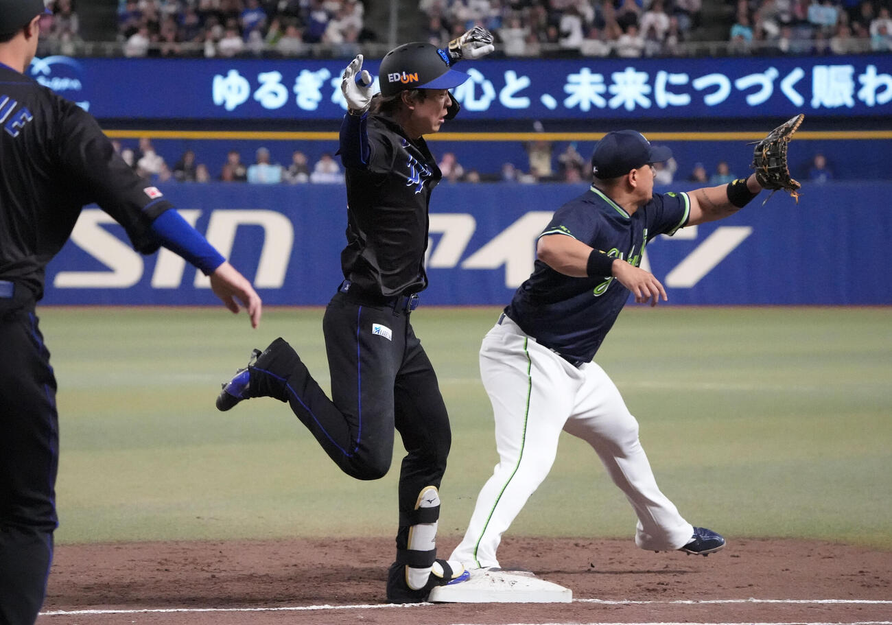 中日対ヤクルト　5回裏中日2死満塁、適時打を放ち一塁を駆け抜ける高橋宏斗（左）一塁手はホセ・オスナ（撮影・森本幸一）