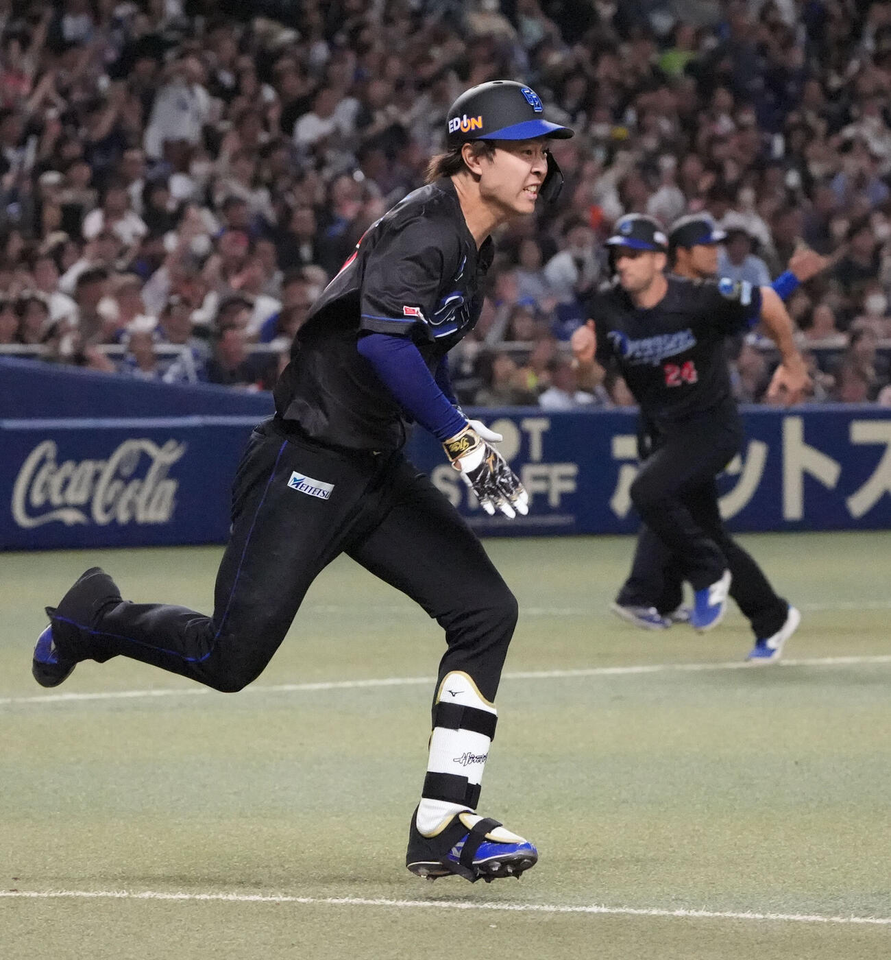 中日対ヤクルト　5回裏中日2死満塁、適時打を放ち一塁へ向かう高橋宏斗（撮影・森本幸一）