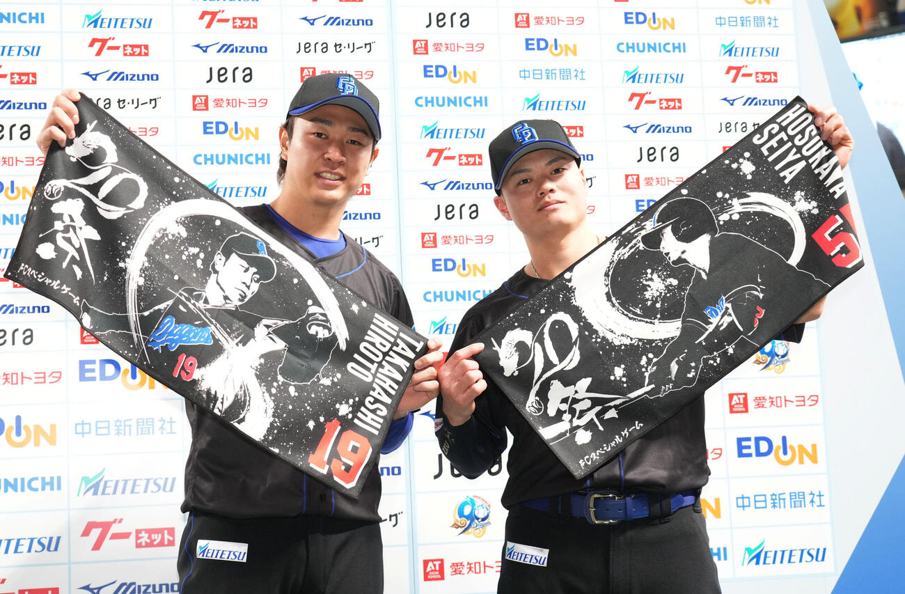 中日対ヤクルト　ヒーローインタビューを終えポーズを決める高橋宏斗（左）と細川成也（撮影・森本幸一）
