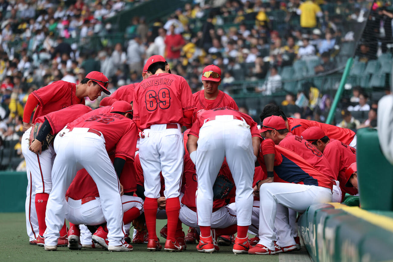 阪神対広島　5回を終え、円陣を組む広島の選手たち撮影・前田充）