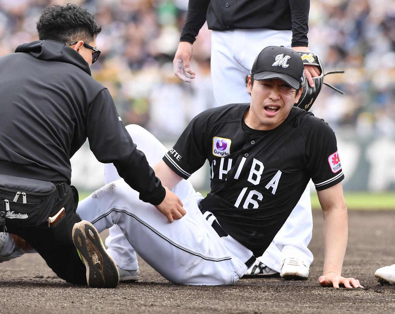 25日ソフトバンク戦の1回、痛みで顔をゆがめる種市篤暉
