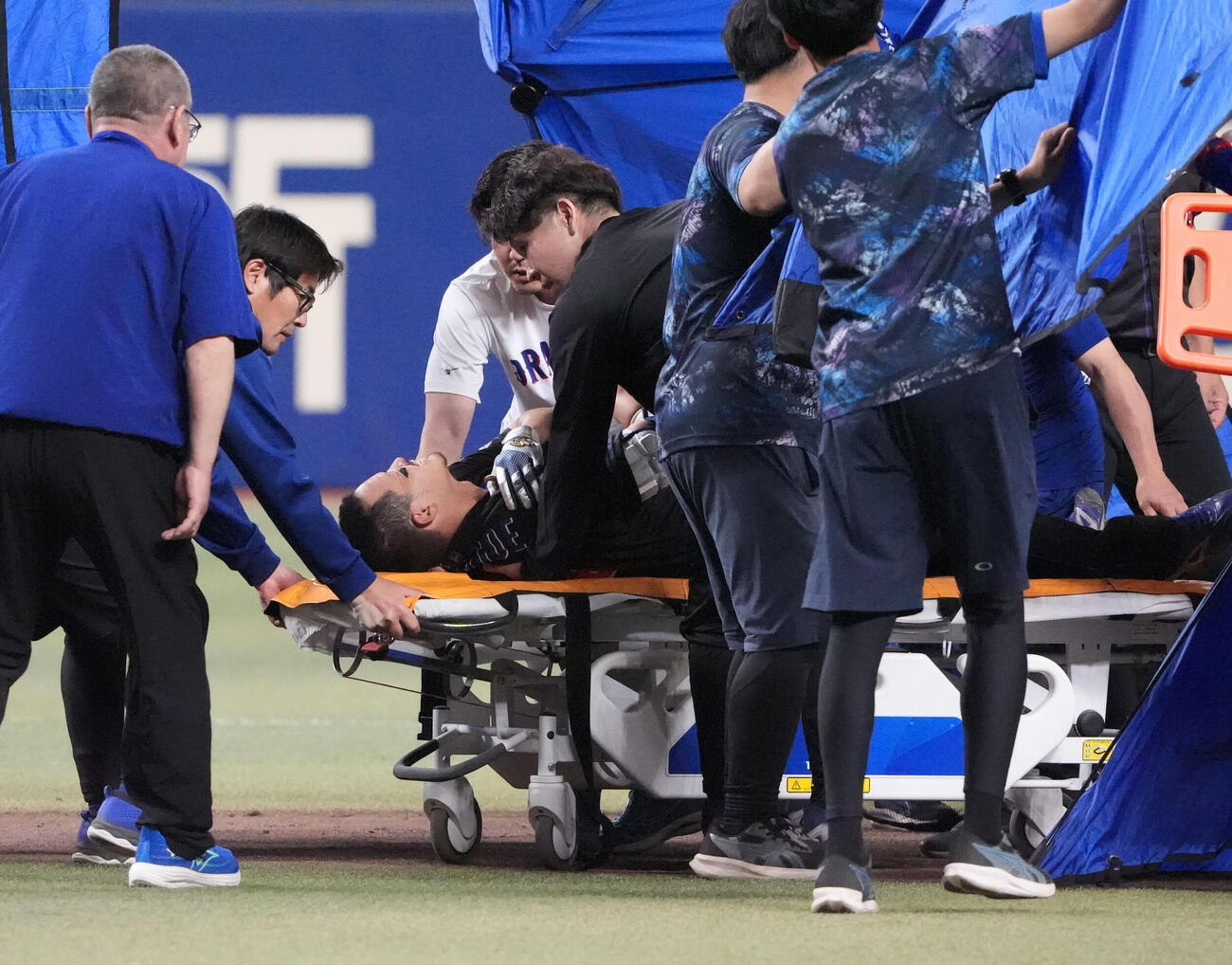 中日対ヤクルト　8回裏中日2死三塁、川越誠司は適時二塁打を放ち二塁上で負傷しストレッチャーで運ばれる（撮影・森本幸一）
