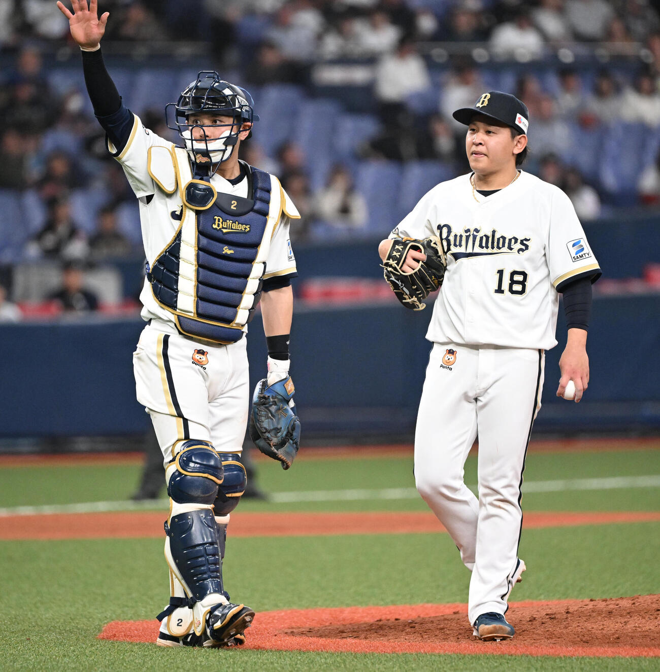 9日のロッテ戦、6回に違和感を訴え降板となったオリックス宮城（右）