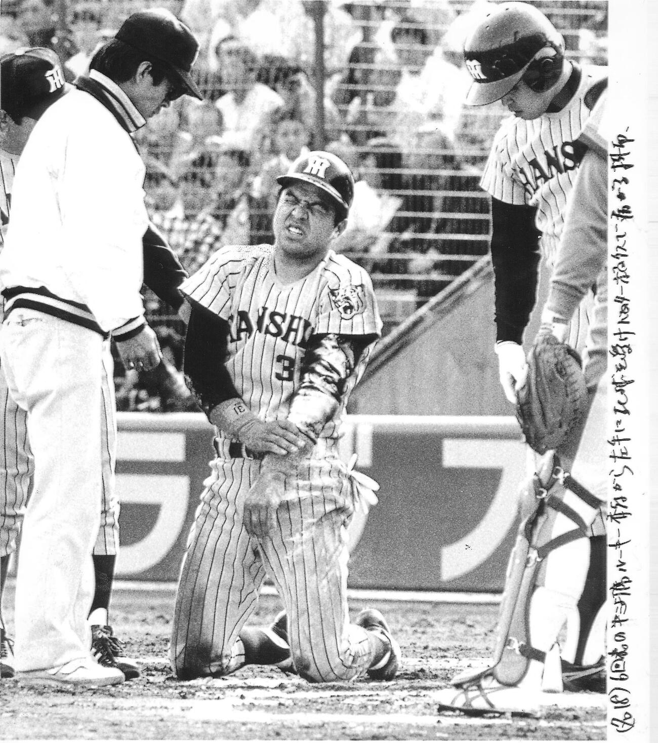 中日対阪神3回戦　6回表阪神無死一塁、斎藤学から左手首に死球をうけもん絶する掛布雅之（1986年撮影）