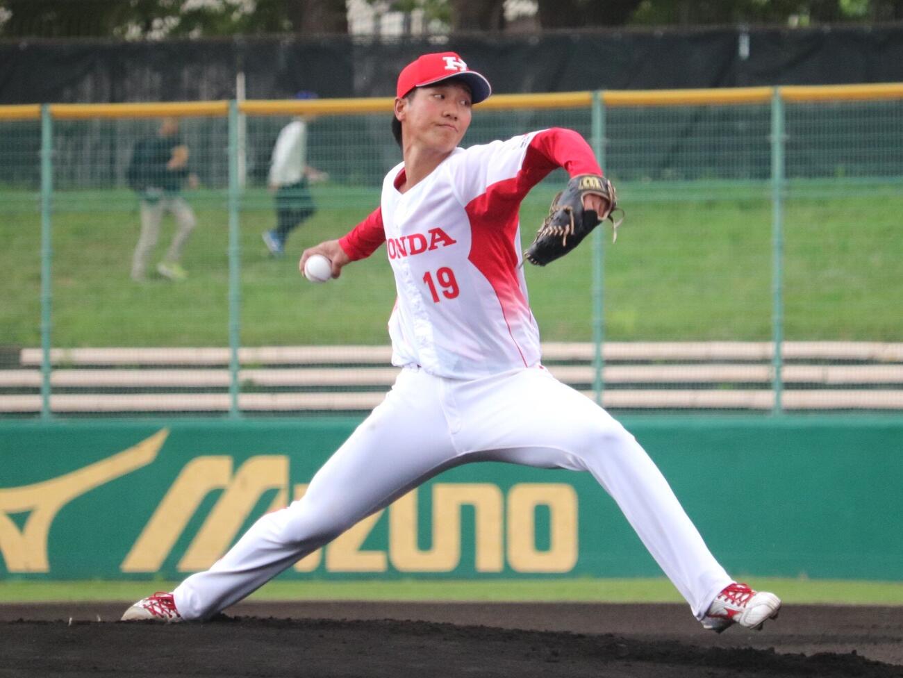 JABA京都大会の決勝ENEOS戦で1失点完投勝利を挙げた、ホンダ有村大誠投手。大会MVPにも輝いた（撮影・中島麗）