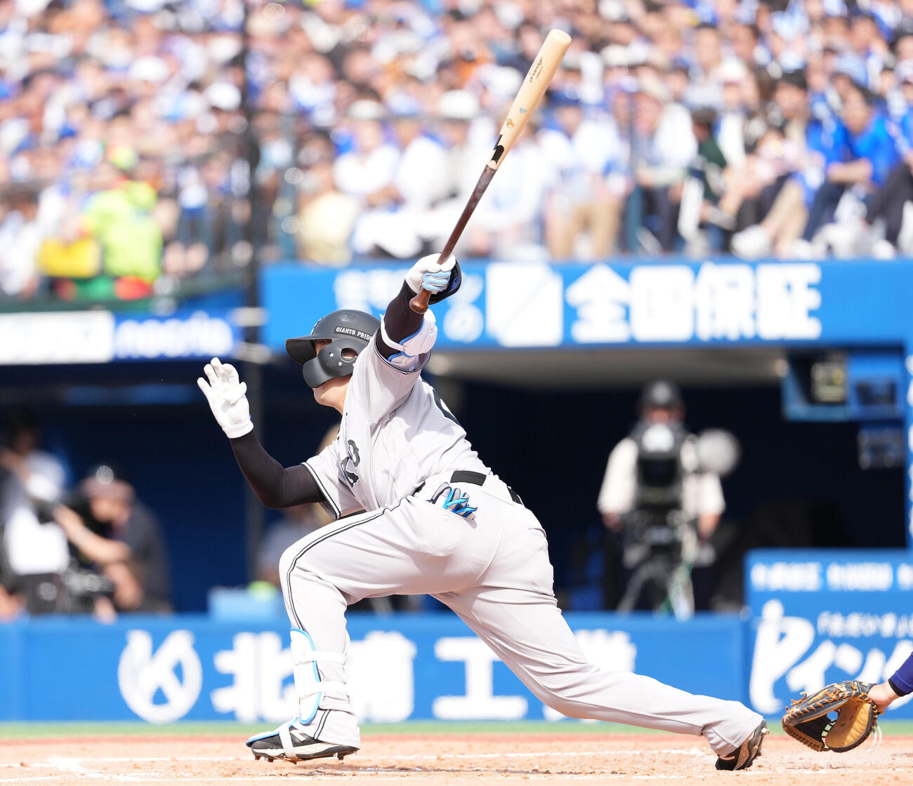 DeNA対巨人　4回表巨人1死二塁、適時打を放つ岸田行倫（撮影・増田悦実）