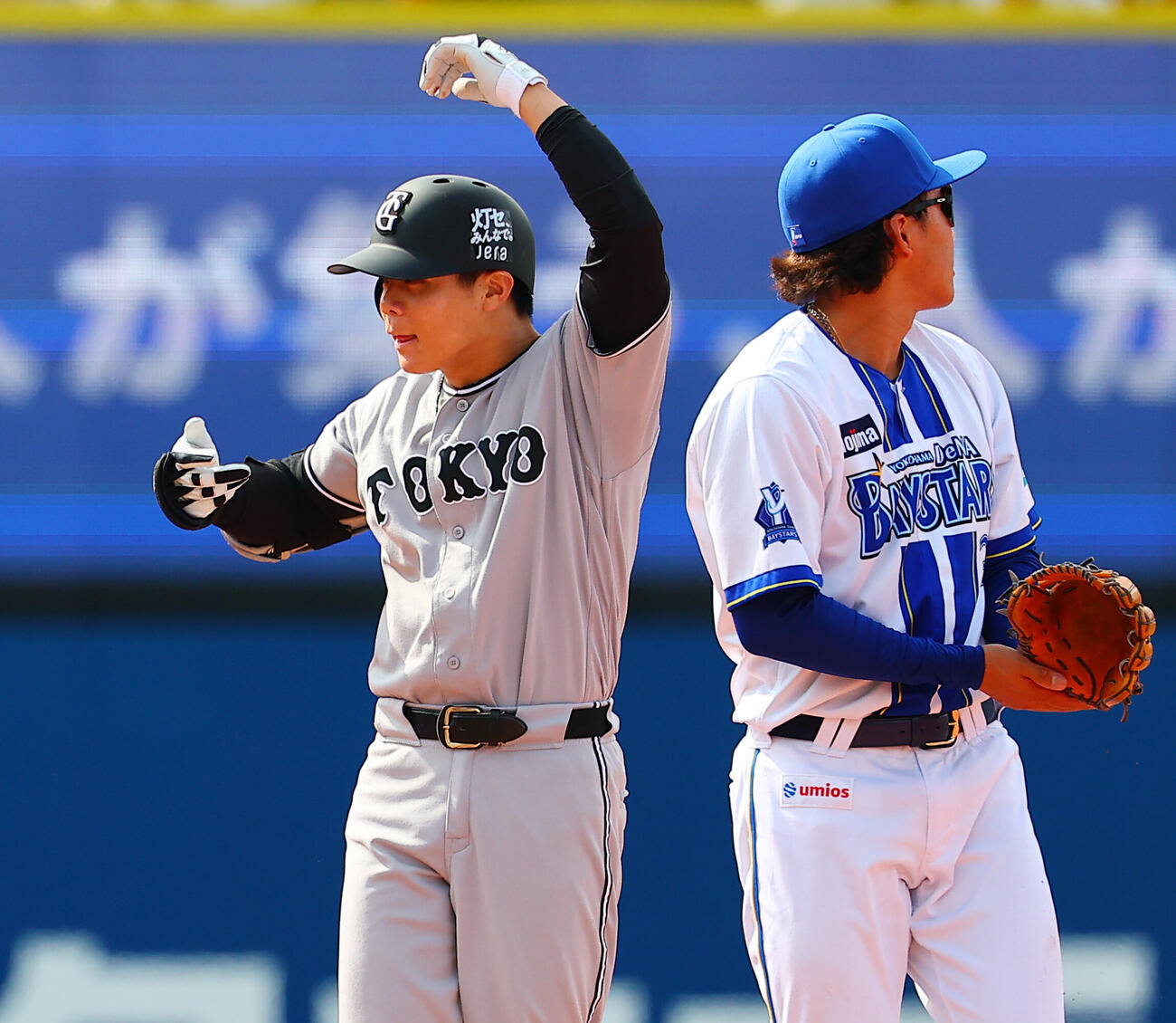 DeNA対巨人　4回表巨人無死、二塁打を放ち喜ぶ佐々木俊輔（撮影・野上伸悟）