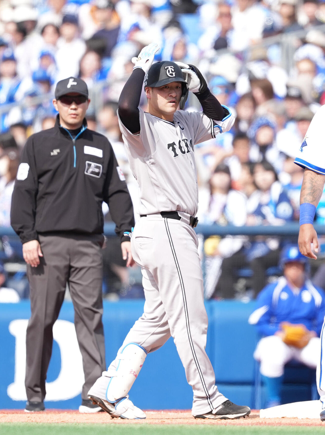 DeNA対巨人　4回表巨人1死二塁、適時打を放ちポーズをする岸田行倫（撮影・増田悦実）