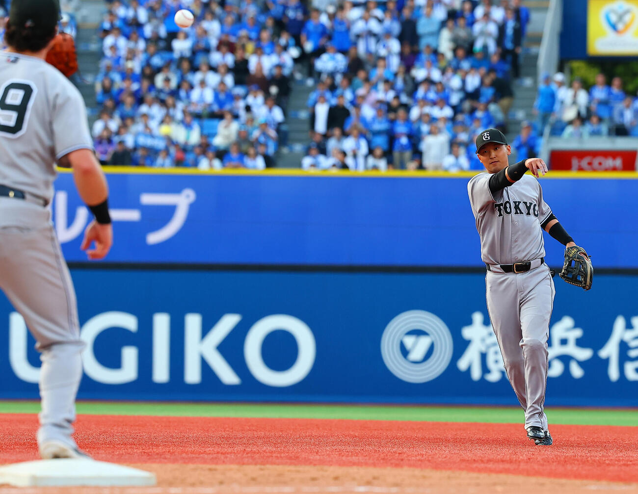 DeNA対巨人　9回裏DeNA2死、度会隆輝の二ゴロを処理する吉川尚輝（撮影・野上伸悟）