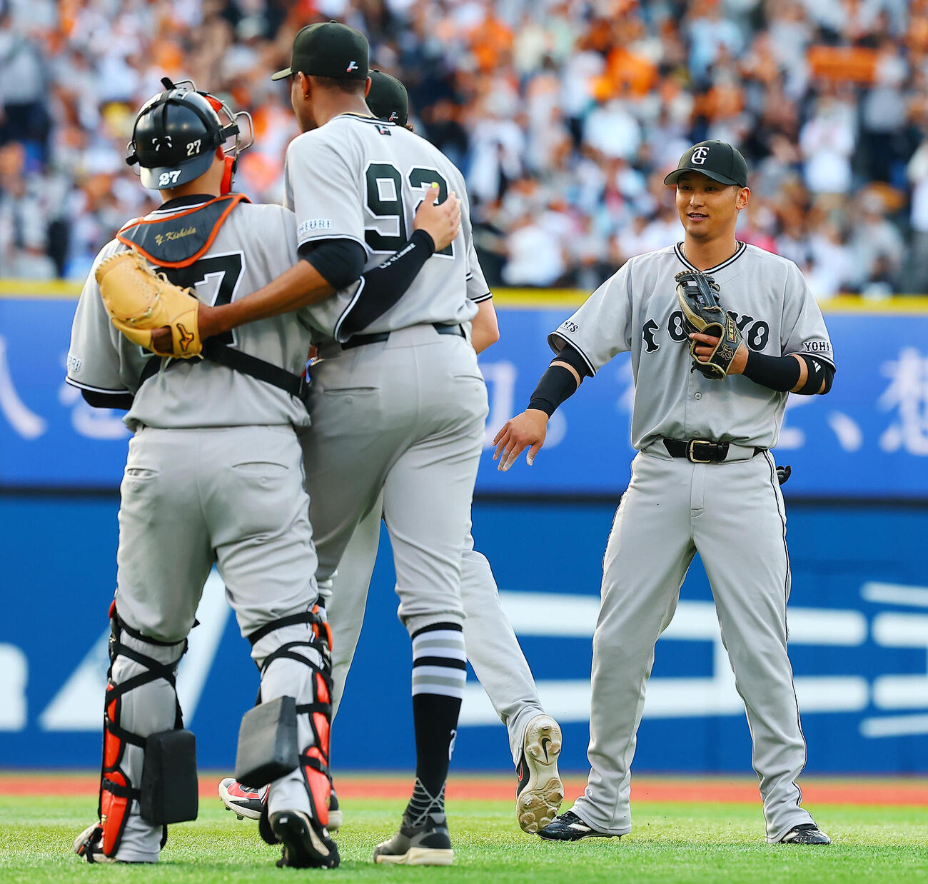 DeNA対巨人　勝利を喜ぶ吉川尚輝（右端）ら巨人ナイン（撮影・野上伸悟）