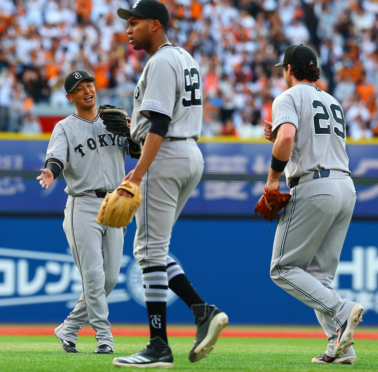 DeNA対巨人　勝利を喜ぶ吉川尚輝（左）ら巨人ナイン（撮影・野上伸悟）