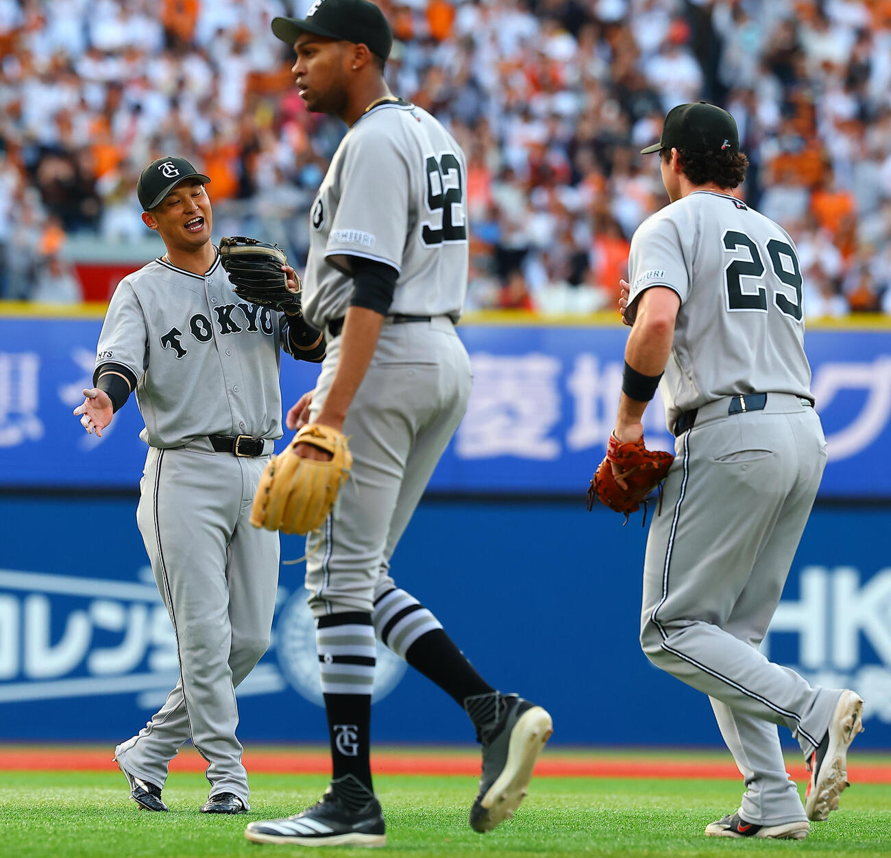 DeNA対巨人　勝利を喜ぶ吉川尚輝（左）ら巨人ナイン（撮影・野上伸悟）