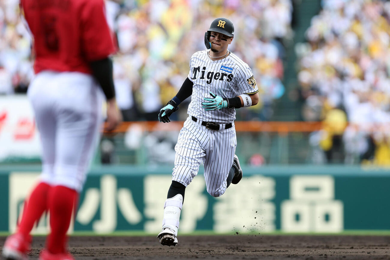 阪神対広島　4回裏阪神無死、右中間へ先制本塁打を放ちダイヤモンドをまわる佐藤輝明（撮影・前田充）