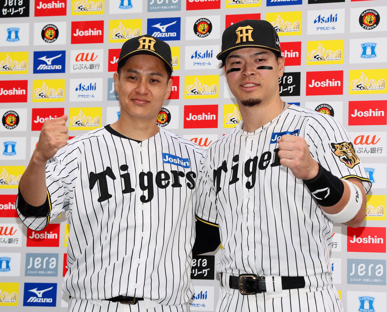 阪神対広島　広島に勝利しヒーローインタビューを受けた阪神大竹耕太郎（左）と佐藤輝明（撮影・加藤哉）