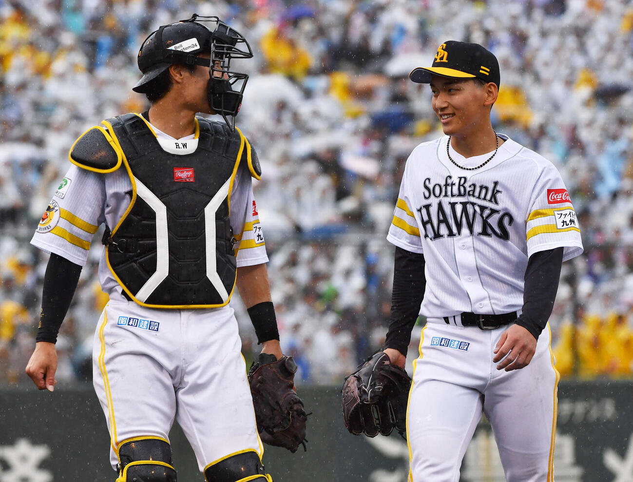 ソフトバンク対ロッテ　2回表を無失点に抑えた前田悠伍（右）は渡辺陸と笑顔で話しながらベンチへ戻る（撮影・岩下翔太）