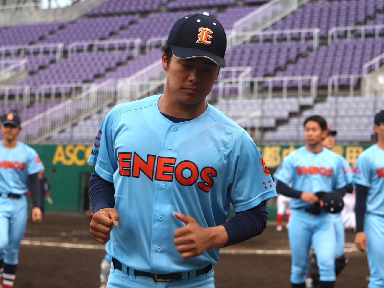 JABA京都大会　ホンダとの決勝を終え、肩を落とすENEOSの中野大虎投手（18＝大阪桐蔭）（撮影・中島麗）＝わかさスタジアム京都
