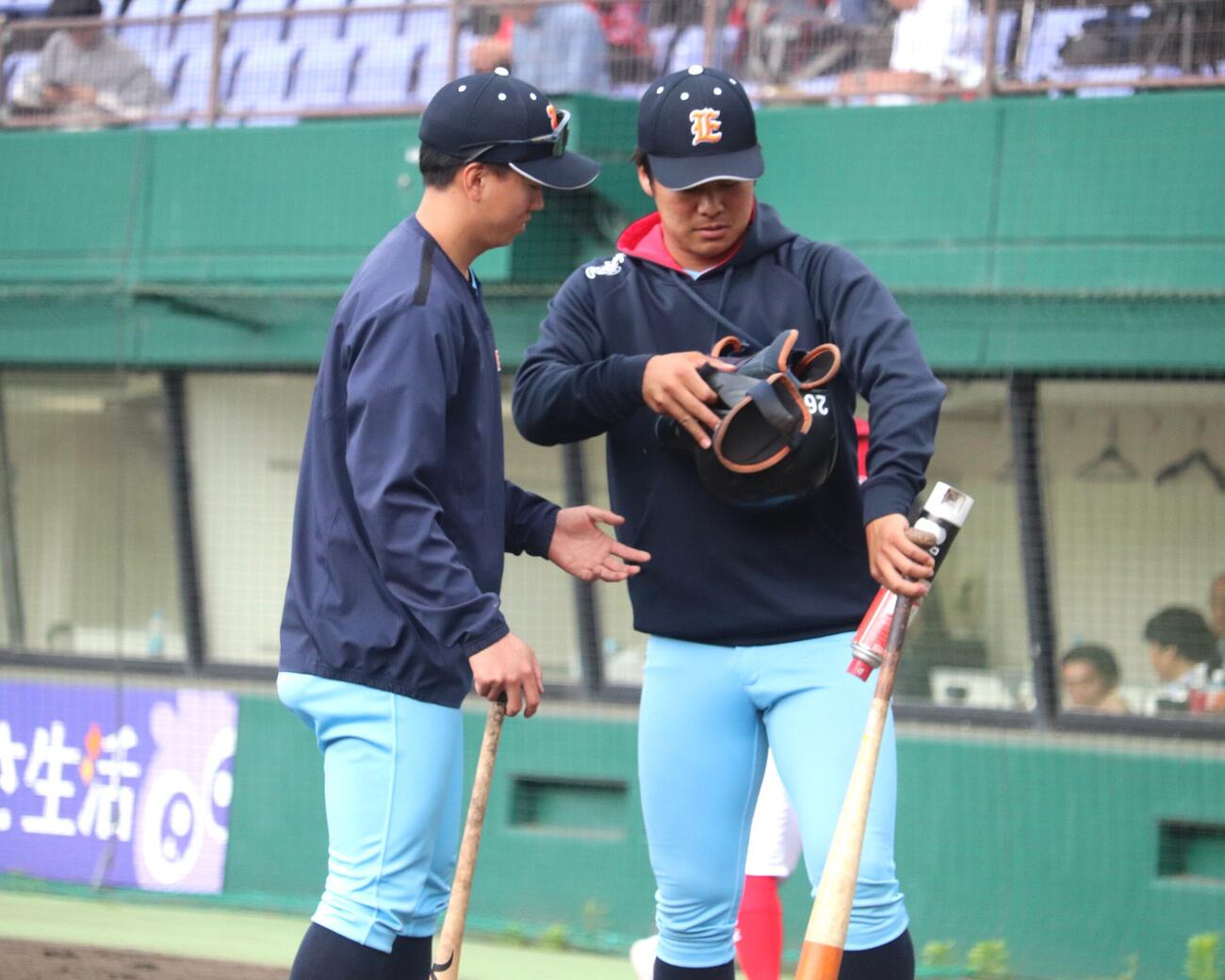JABA京都大会　ENEOS中野大虎投手（写真右）は攻守交代時、先輩の長屋竣大投手とともに率先して用具の回収に回る（撮影・中島麗）＝わかさスタジアム京都