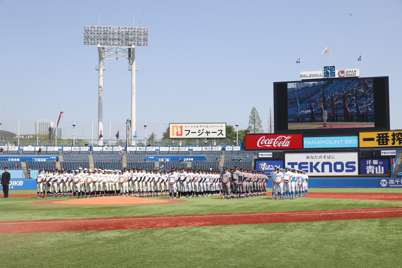 東京6大学野球開会式で整列する各大学選手＝2026年4月