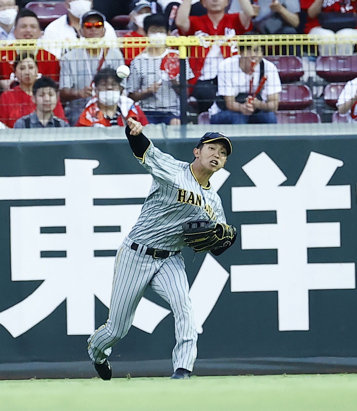 2023年7月、中前打を処理する阪神中堅手島田
