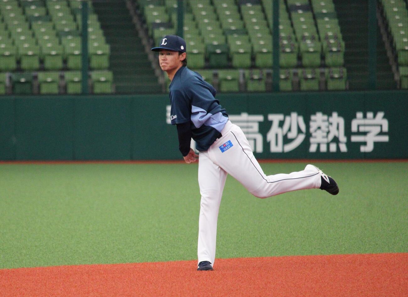 1軍投手練習でキャッチボールをする西武佐藤爽（撮影・金子真仁）